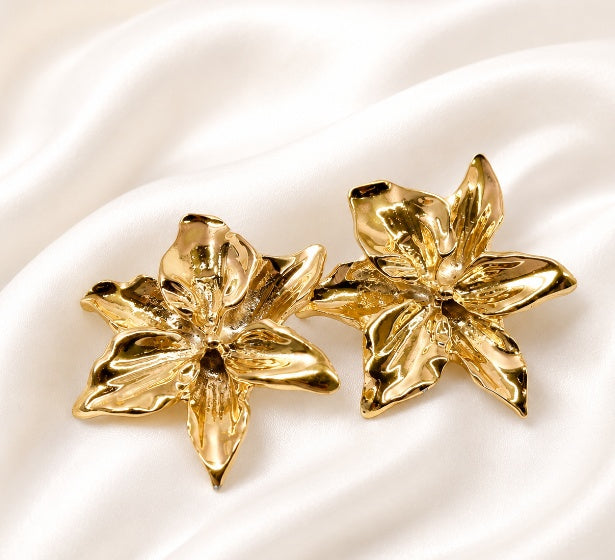 Gold Floral Stud Earrings – Elegant Floral Jewellery | Noor Al Haya